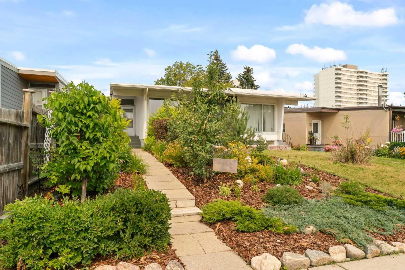 726 68 Avenue SW, Calgary - photo 1