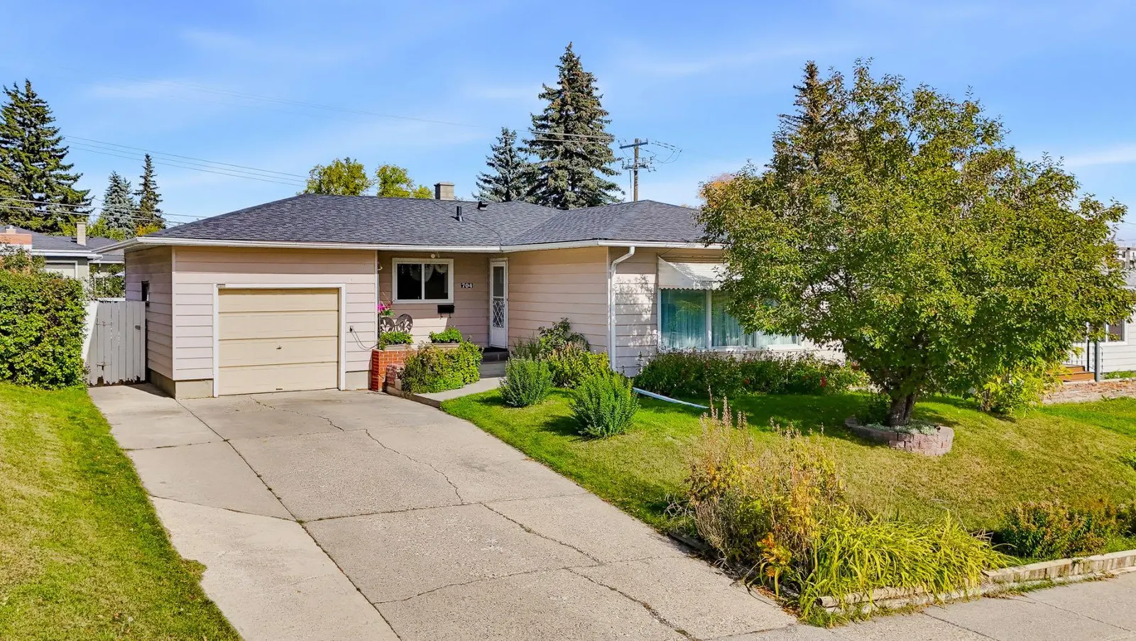 704 75 Avenue SW, Calgary - photo 1