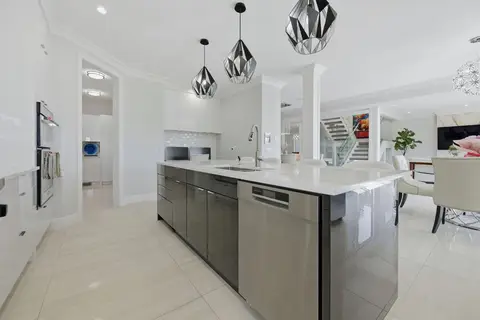 102 Malibou Road  photo 17