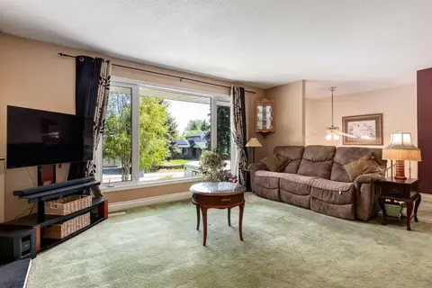 216 Cannington Place SW photo 13