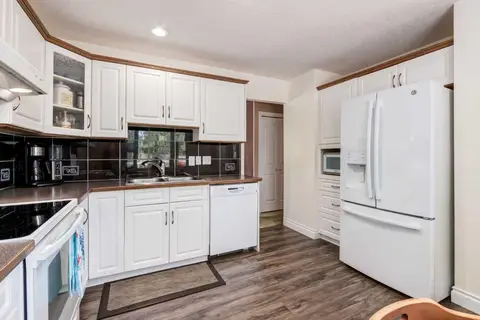 216 Cannington Place SW photo 5