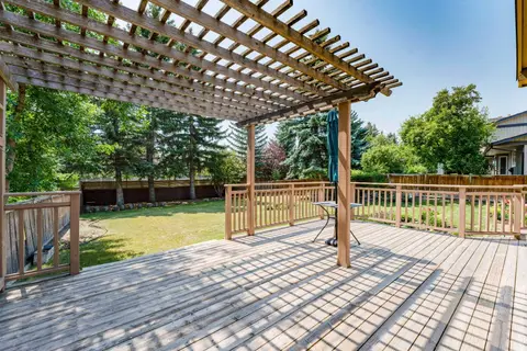 240 Canterville Drive SW photo 10