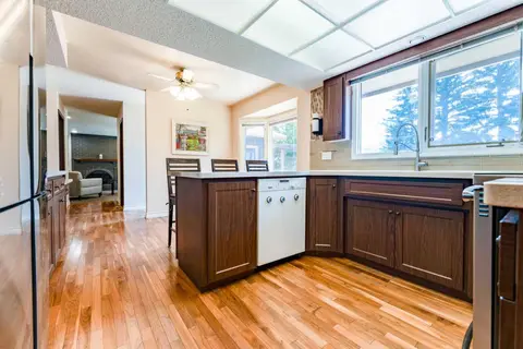 240 Canterville Drive SW photo 21