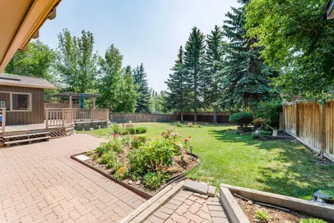 240 Canterville Drive SW photo 5