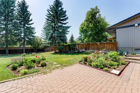 240 Canterville Drive SW photo 9