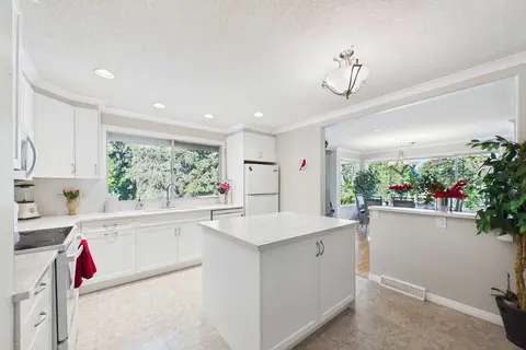 10716 Mapleshire Crescent SE photo 8