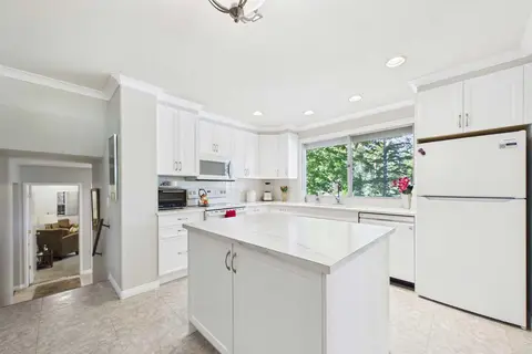 10716 Mapleshire Crescent SE photo 9