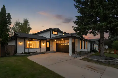 816 Lake Ontario Drive SE photo 2