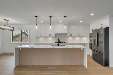816 Lake Ontario Drive SE photo 3