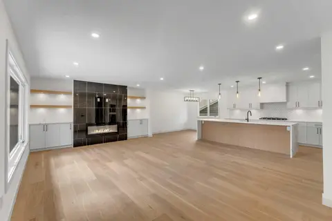 816 Lake Ontario Drive SE photo 4