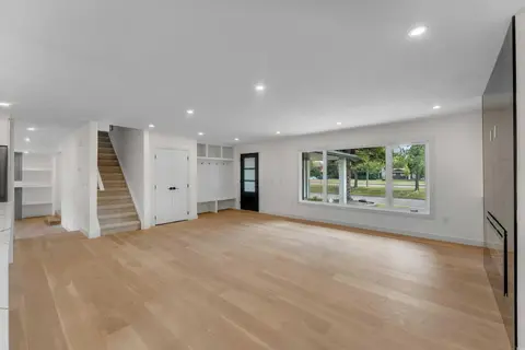 816 Lake Ontario Drive SE photo 5