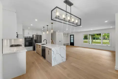 816 Lake Ontario Drive SE photo 6