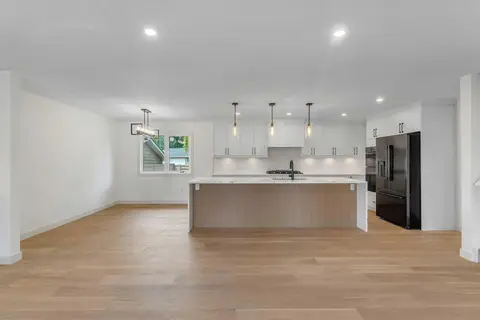 816 Lake Ontario Drive SE photo 9