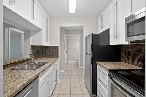 116, 790 Kingsmere Crescent SW photo 3
