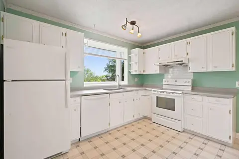 820 Canford Crescent SW photo 12