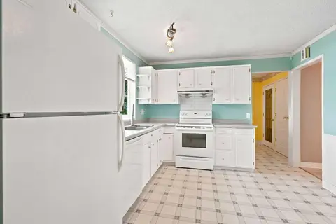 820 Canford Crescent SW photo 13