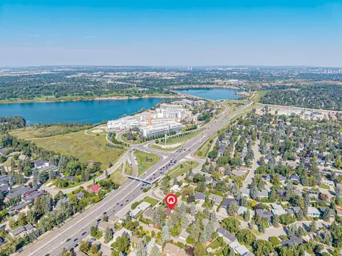 1423 75 Avenue SW photo 2