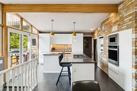 1423 75 Avenue SW photo 9