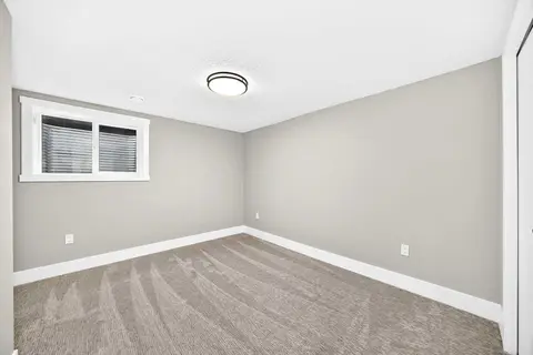 635 104 Avenue SW photo 22