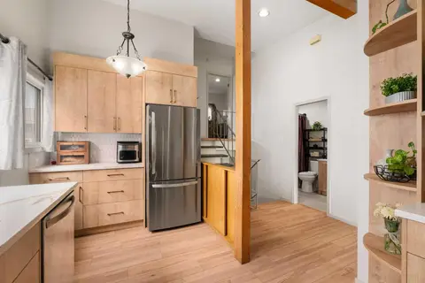 726 68 Avenue SW photo 11