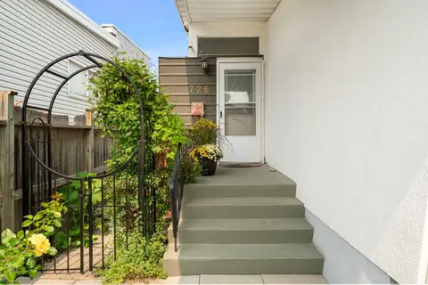 726 68 Avenue SW photo 2