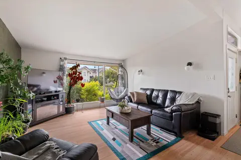 726 68 Avenue SW photo 3