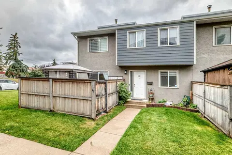 10, 219 90 Avenue SE photo 2