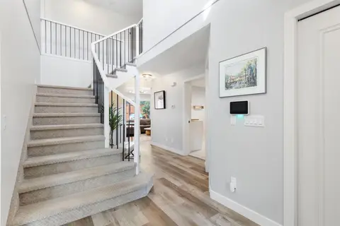 47 Canterbury Court SW photo 2