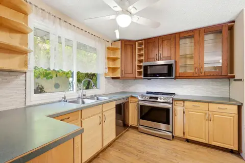 944 Canna Crescent SW photo 16