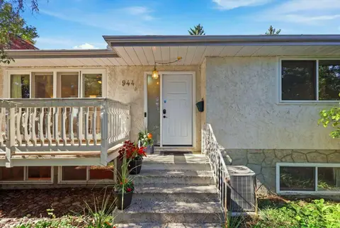 944 Canna Crescent SW photo 2