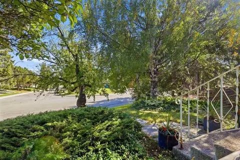 944 Canna Crescent SW photo 3