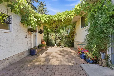 944 Canna Crescent SW photo 36