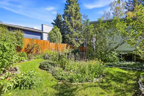 944 Canna Crescent SW photo 38