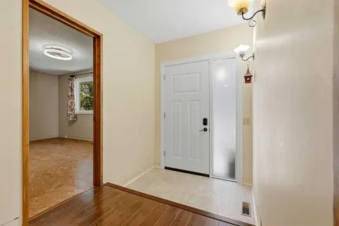 944 Canna Crescent SW photo 4