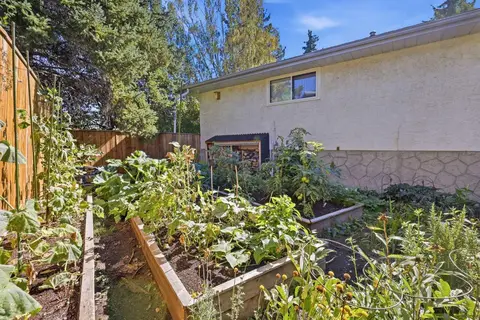 944 Canna Crescent SW photo 41