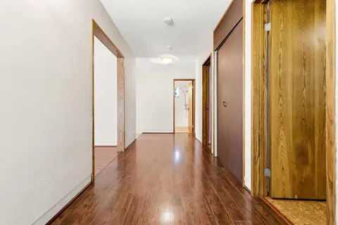 944 Canna Crescent SW photo 5