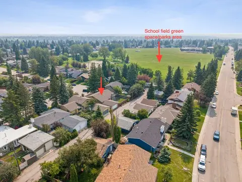 856 Lake Twintree Crescent SE photo 2