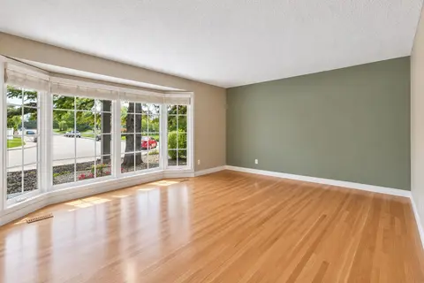 856 Lake Twintree Crescent SE photo 8
