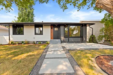 439 Arlington Drive SE photo 3