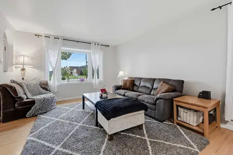 176 Frobisher Boulevard SE photo 2