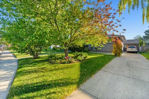 7804 7 Street SW photo 2