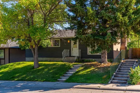 711 118 Avenue SW photo 2