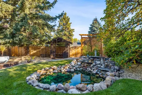 640 Willoughby Crescent SE photo 47