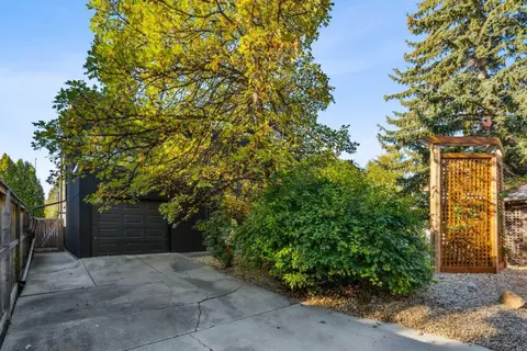 640 Willoughby Crescent SE photo 48