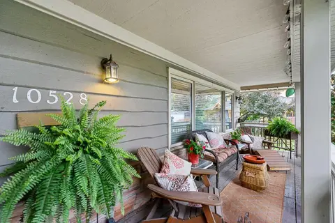 10528 Mapleridge Crescent SE photo 3