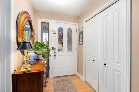 10528 Mapleridge Crescent SE photo 4