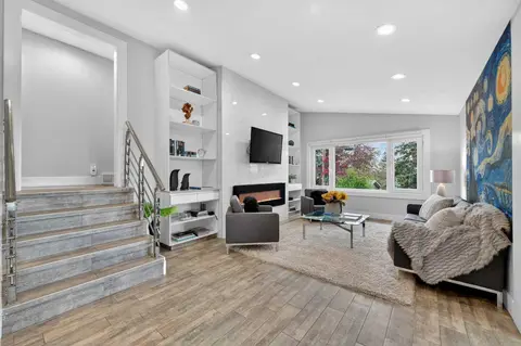 11 Selkirk Drive SW photo 12