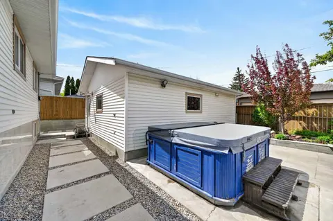 11 Selkirk Drive SW photo 42