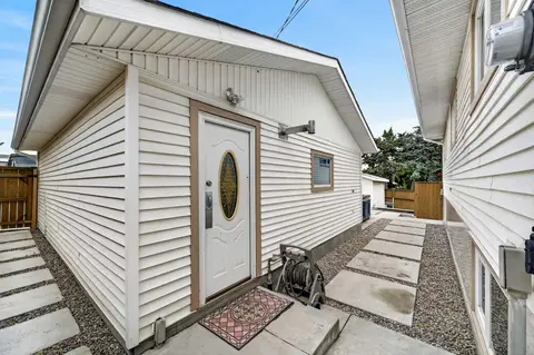 11 Selkirk Drive SW photo 44