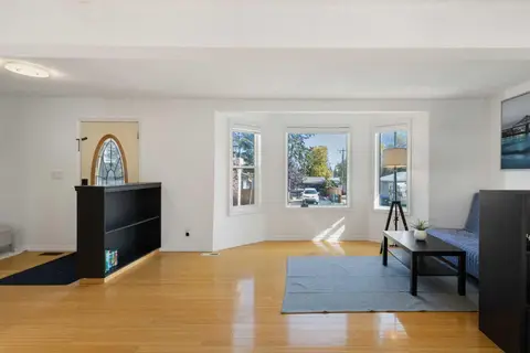 6907 6 Street SW photo 4